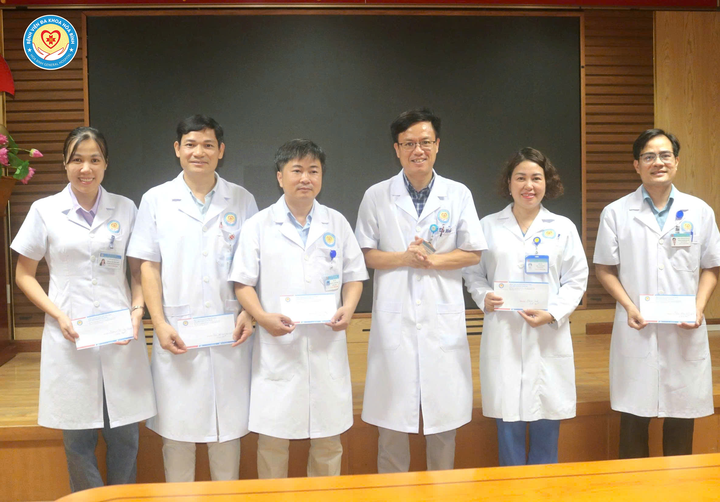  Bệnh viện Đa khoa Hoà Bình khen thưởng đột xuất cho các cá nhân và tập thể có thành tích xuất sắc trong công tác