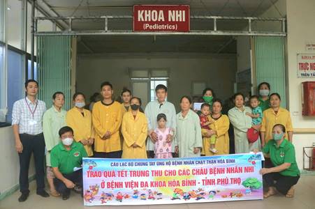  Câu lạc bộ Thận nhân tạo Hoà Bình tặng quà Tết trung thu 2025 cho bệnh nhi Bệnh viện Đa khoa Hoà Bình