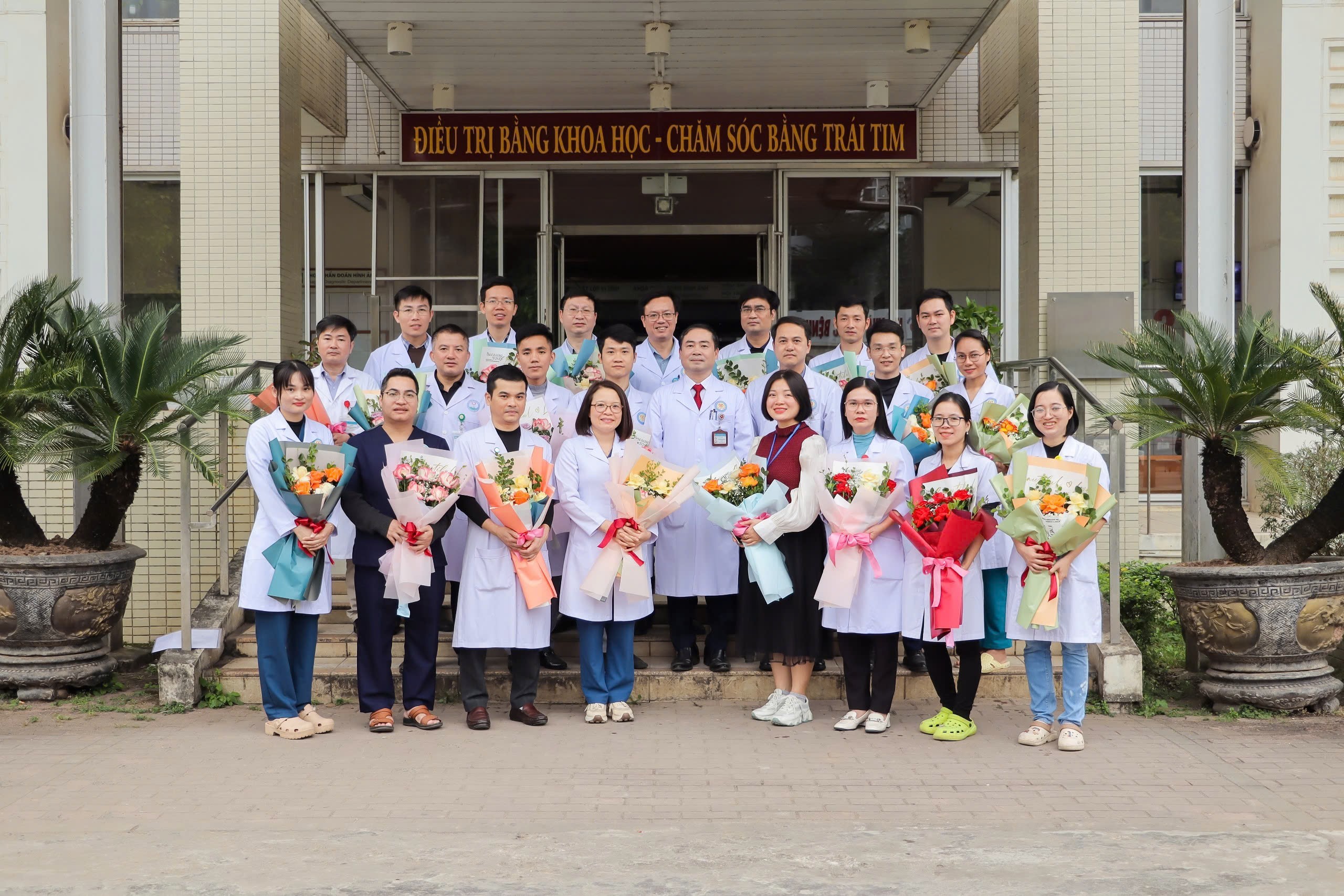  Bệnh viện Đa khoa tỉnh Hòa Bình gặp mặt chúc mừng các cán bộ hoàn thành chương trình học sau đại học