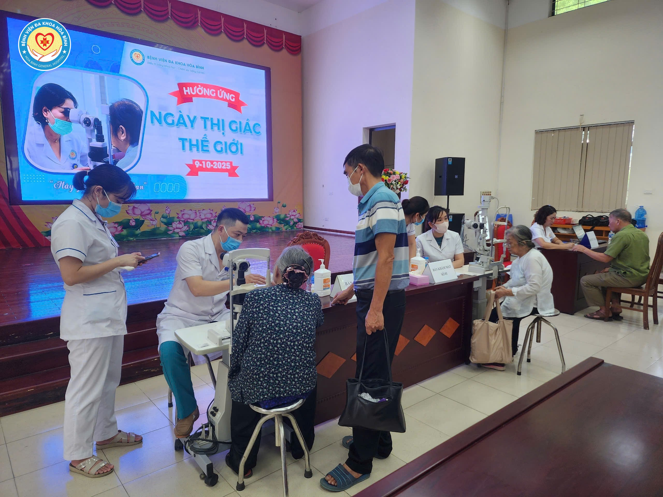  Bệnh viện Đa khoa Hoà Bình tổ chức truyền thông và khám sàng lọc tầm soát miễn phí các bệnh lý võng mạc nhân Ngày Thị giác thế giới