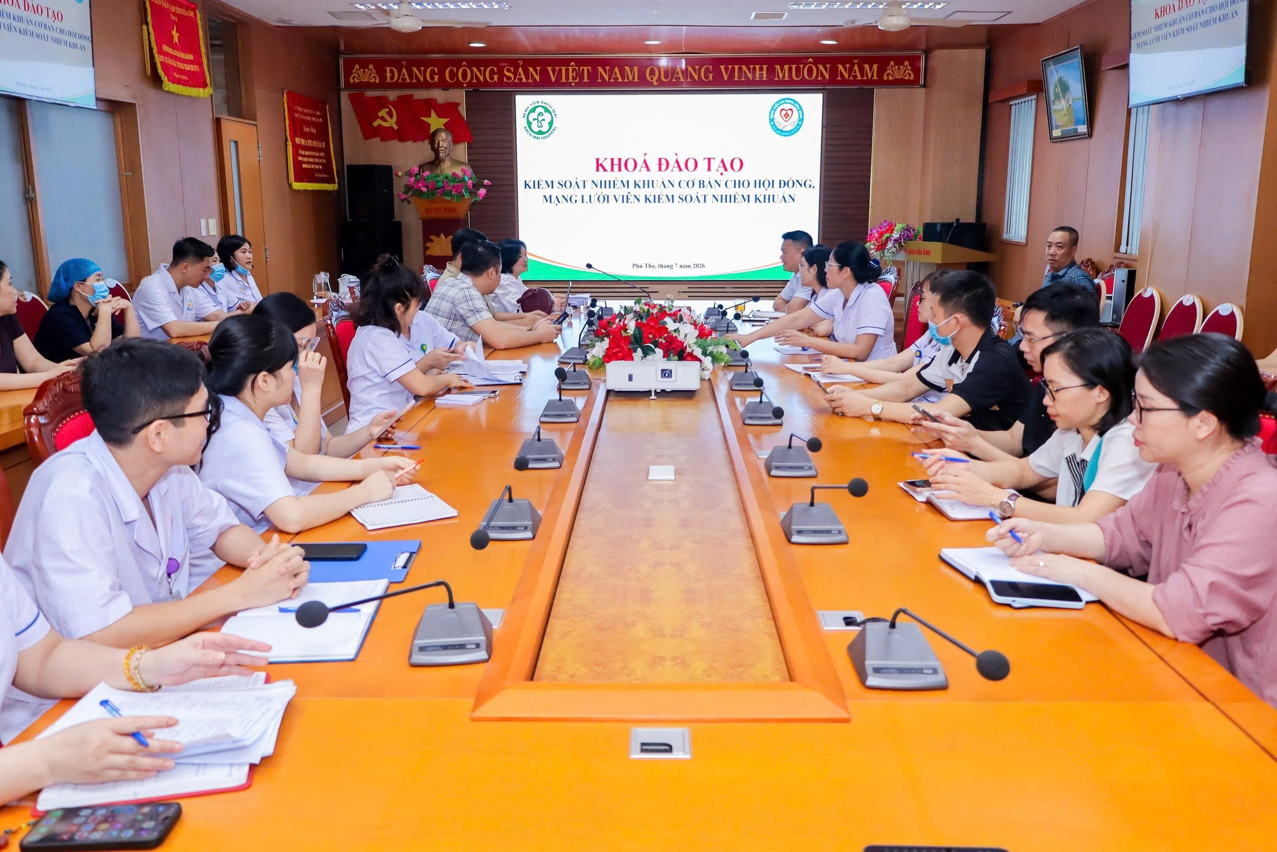 Cập nhật kiến thức và kỹ năng thực hành kiểm soát nhiễm khuẩn cho đội ngũ y tế tuyến cơ sở