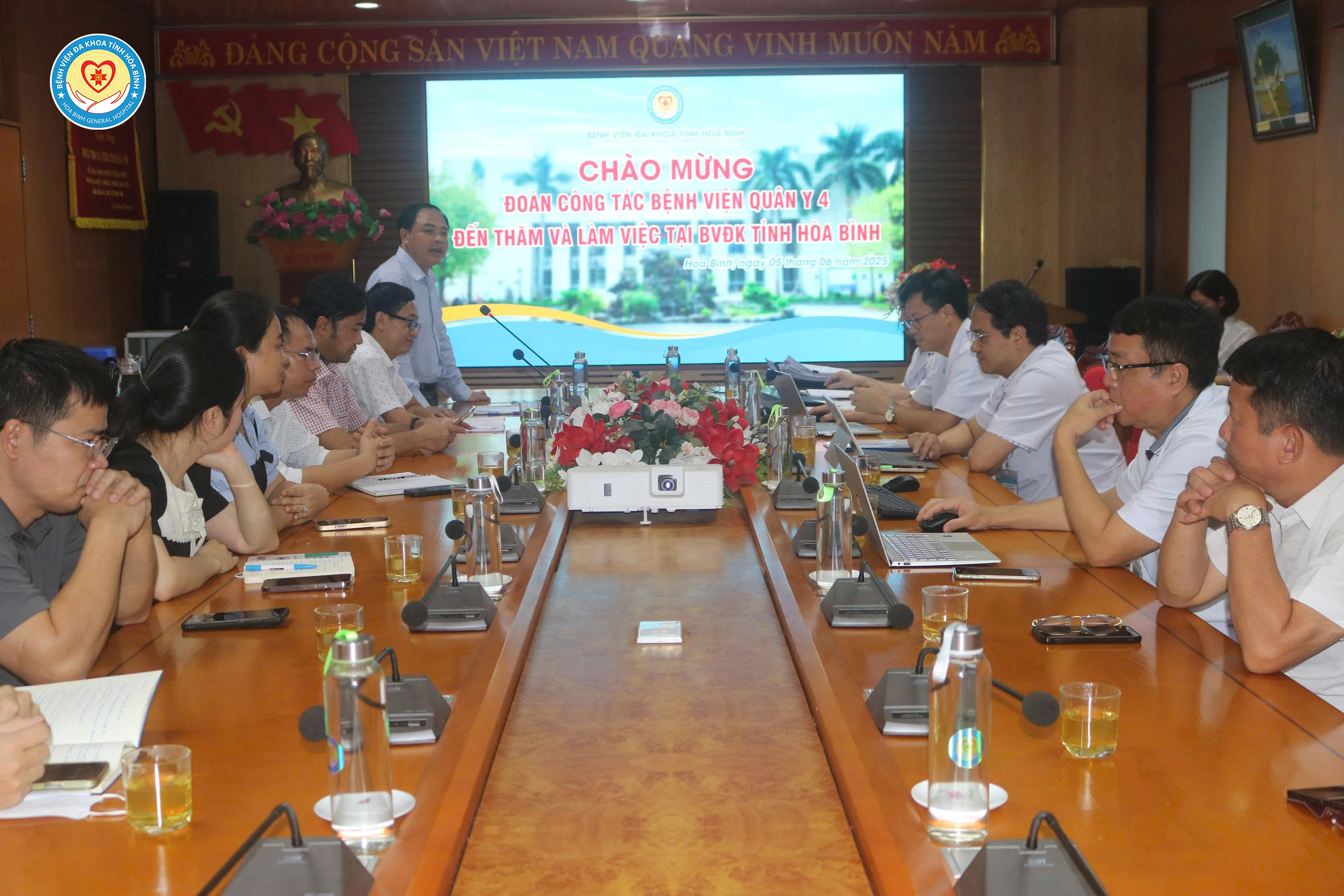  Đoàn công tác Bệnh viện Quân y 4 thăm và trao đổi kinh nghiệm về Hồ sơ bệnh án điện tử tại Bệnh viện Đa khoa tỉnh Hòa Bình