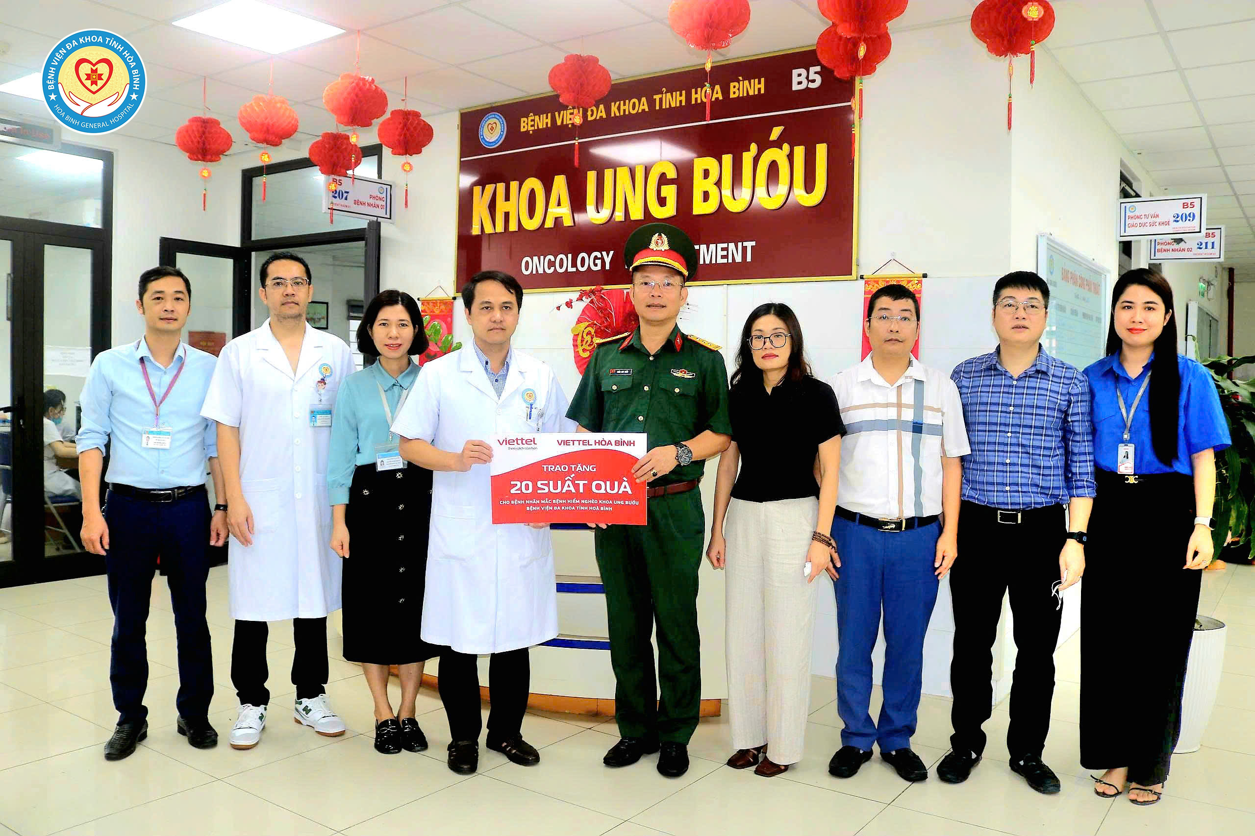  Trao quà cho 50 bệnh nhân có hoàn cảnh khó khăn tại Bệnh viện Đa khoa tỉnh Hòa Bình