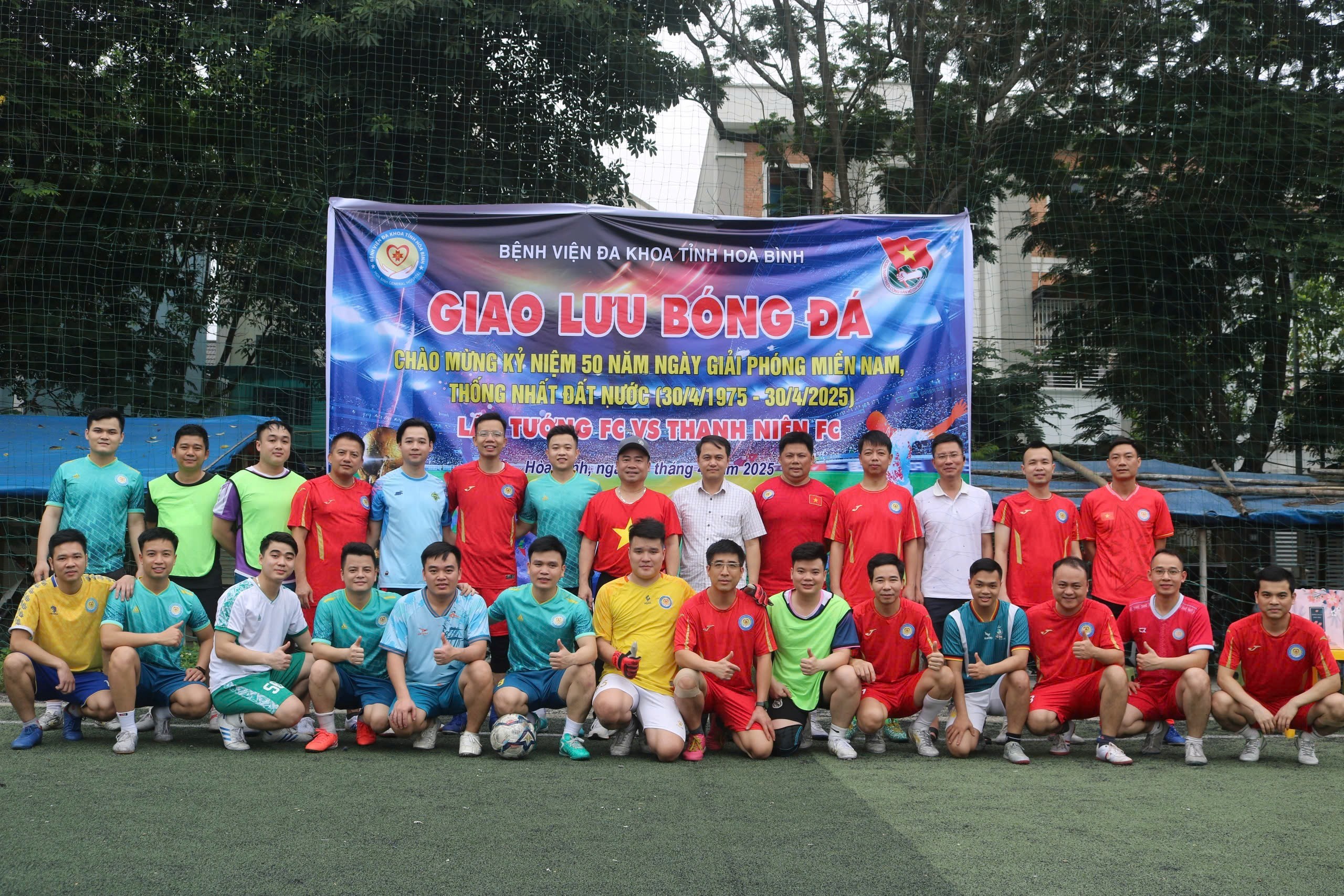  Sôi động trận giao lưu bóng đá chào mừng Kỷ niệm 50 năm Ngày Giải phóng miền Nam, thống nhất đất nước 