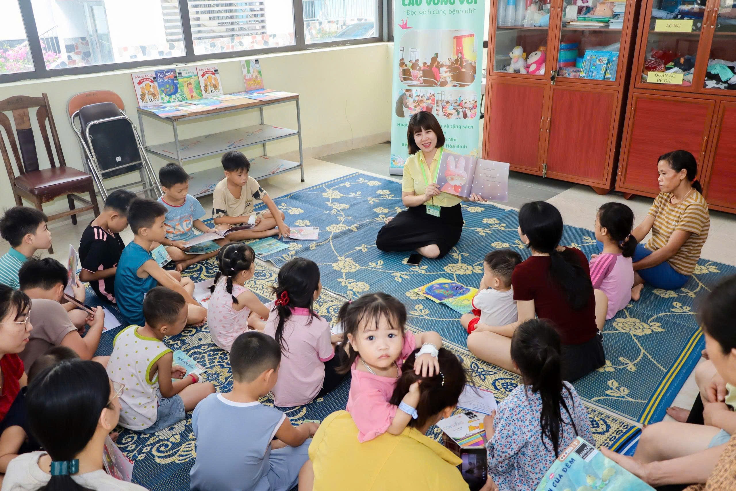  Lan tỏa yêu thương từ những trang sách đến các bệnh nhi
