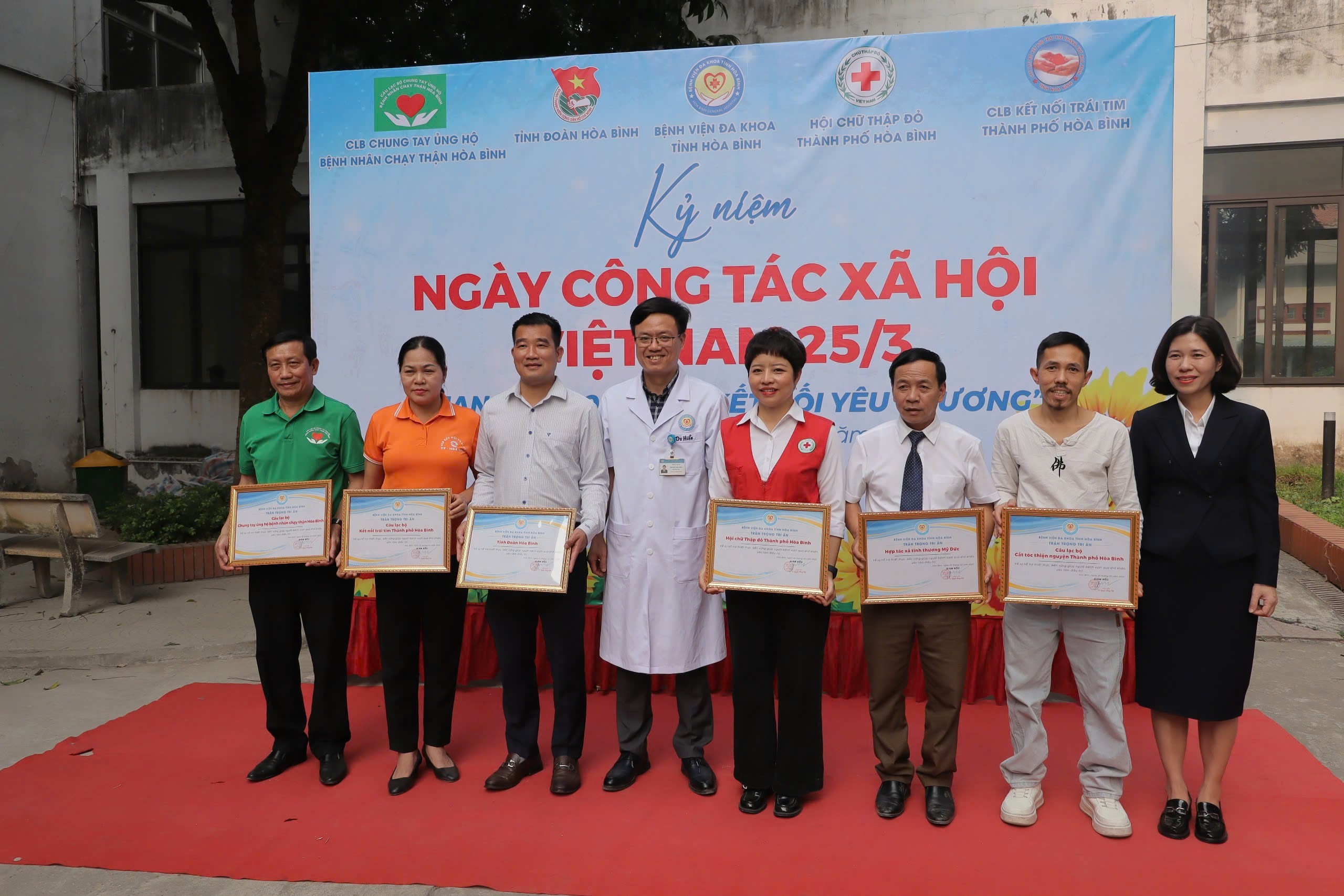 Bệnh viện Đa khoa tỉnh Hòa Bình kỷ niệm Ngày Công tác xã hội và chương trình “Gian hàng 0 đồng - Kết nối yêu thương”