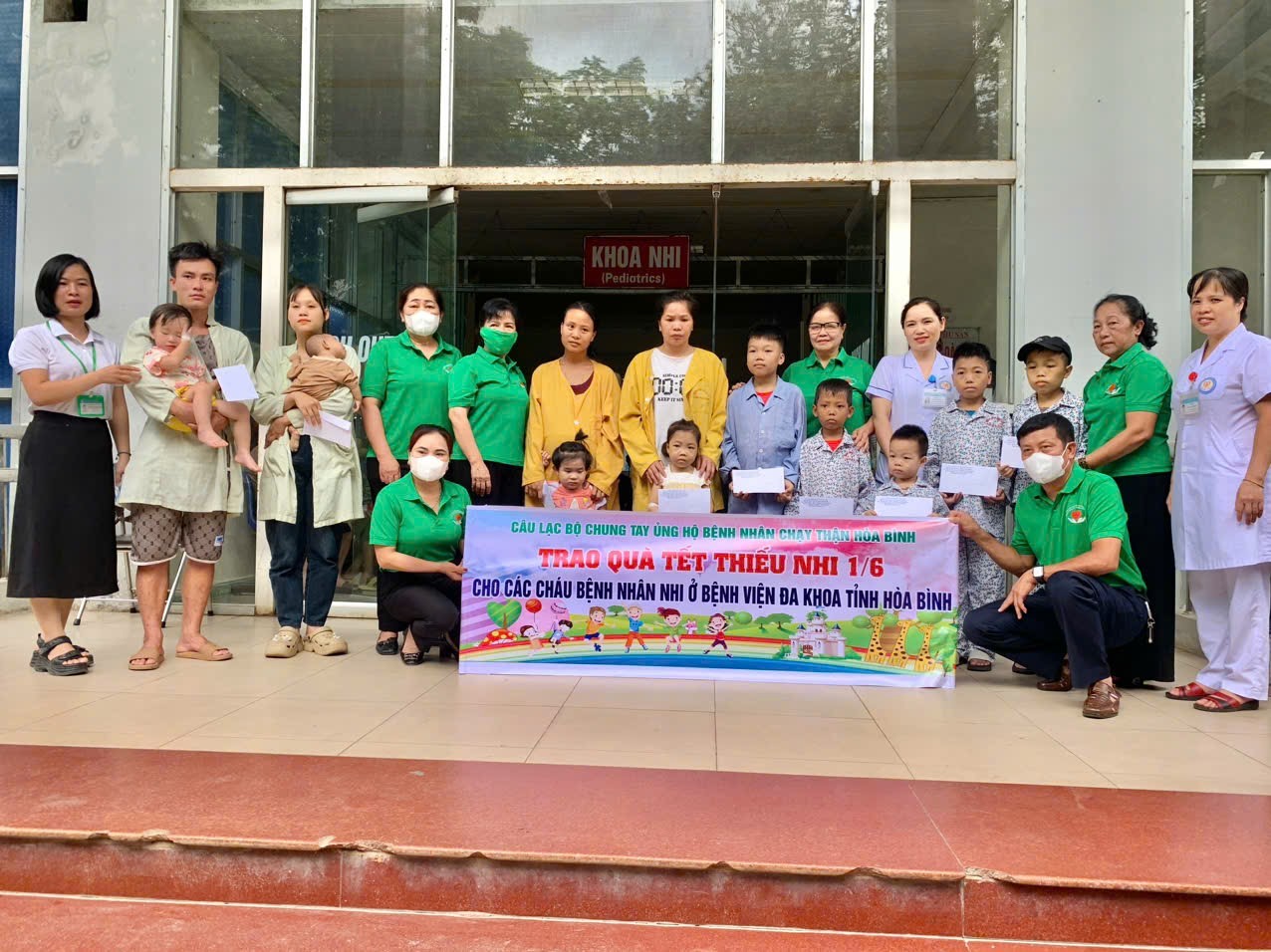  Câu lạc bộ chung tay ủng hộ bệnh nhân chạy thận Hoà Bình trao quà cho 50 bệnh nhi nhân dịp Quốc tế Thiếu nhi 1/6