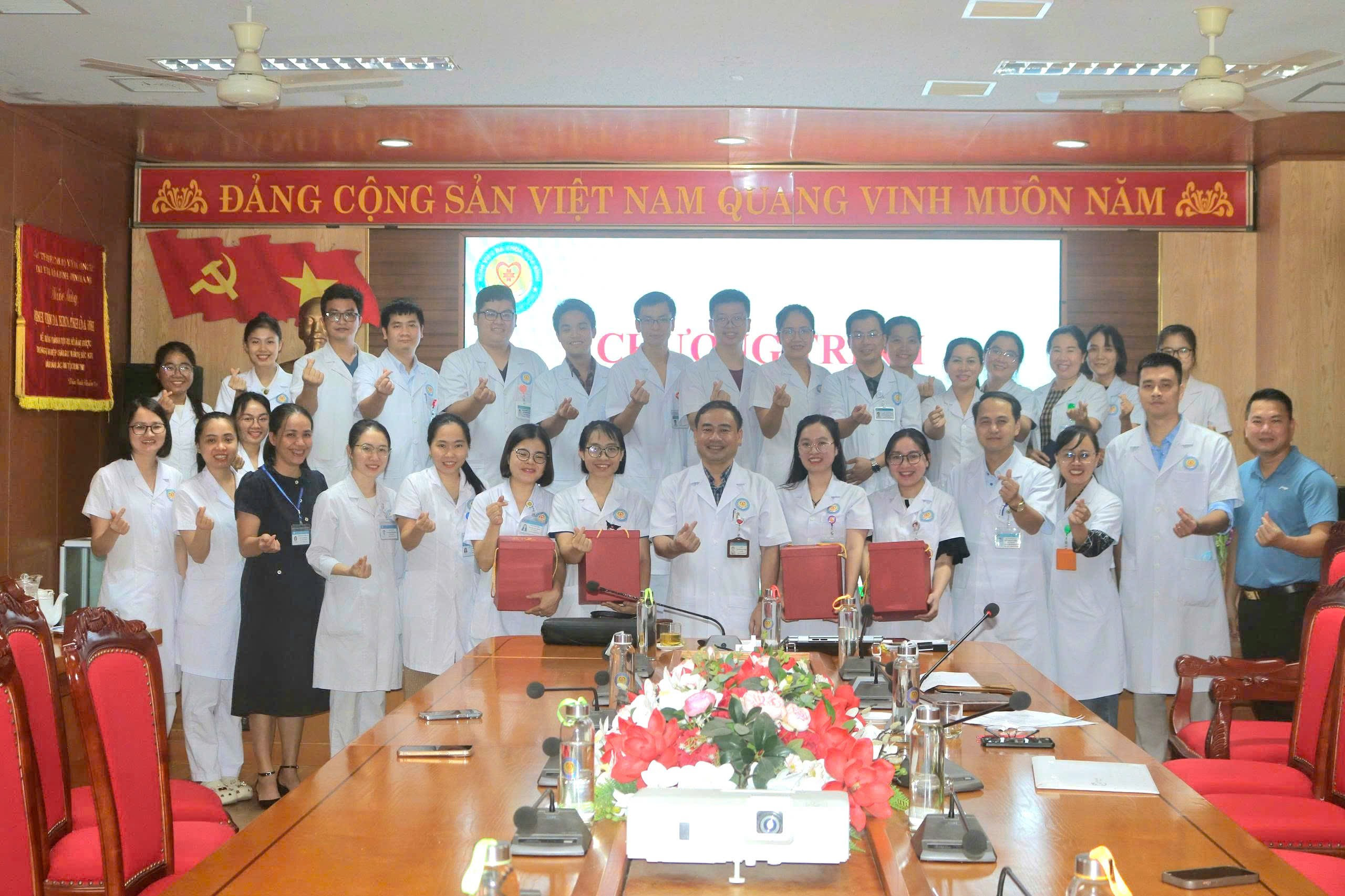  Bệnh viện Đa khoa Hoà Bình vinh danh các thủ khoa và cán bộ đỗ sau đại học năm 2025