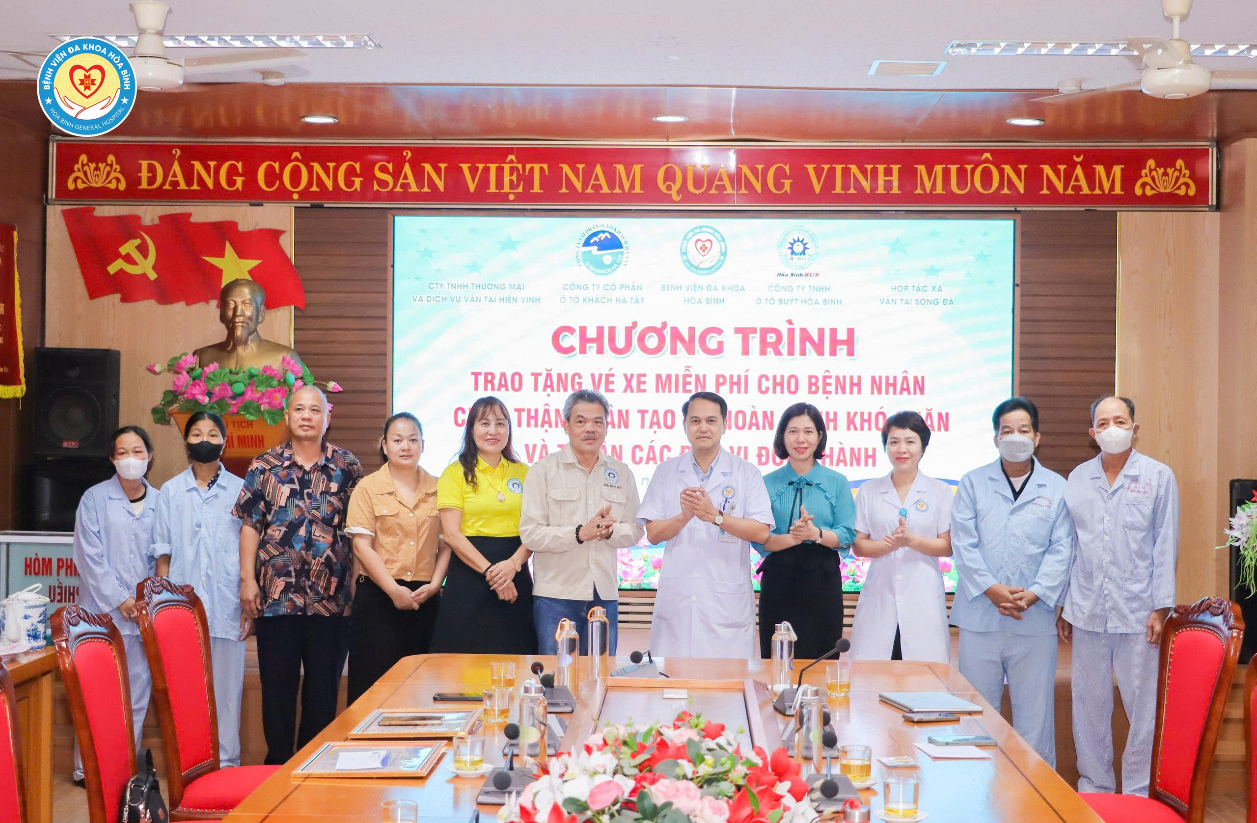  Bệnh viện Đa khoa Hòa Bình tổ chức chương trình trao tặng vé xe miễn phí cho người bệnh chạy thận nhân tạo có hoàn cảnh khó khăn