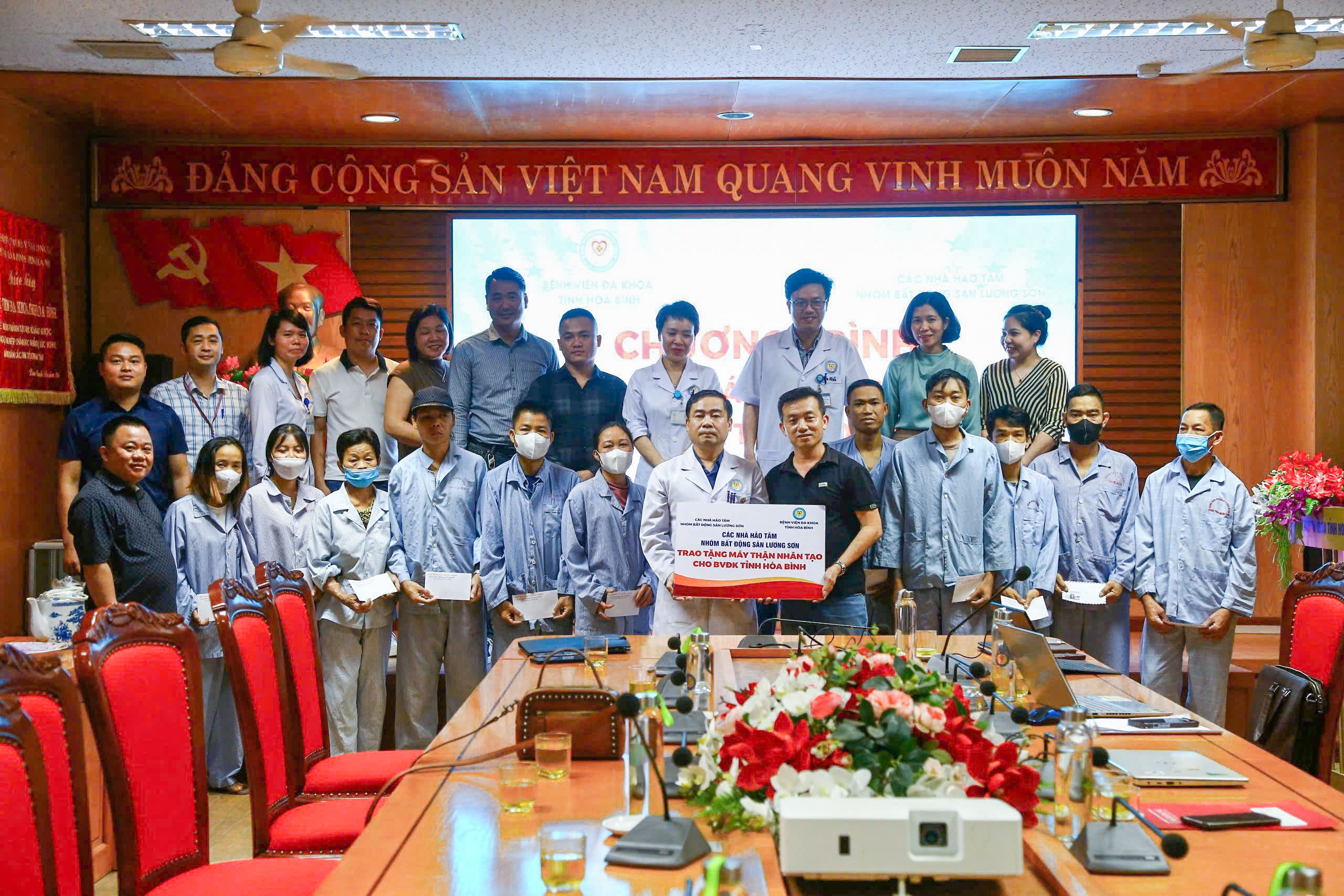  Bệnh viện Đa khoa tỉnh Hòa Bình tiếp nhận máy chạy thận nhân tạo từ Nhóm Bất động sản Lương Sơn